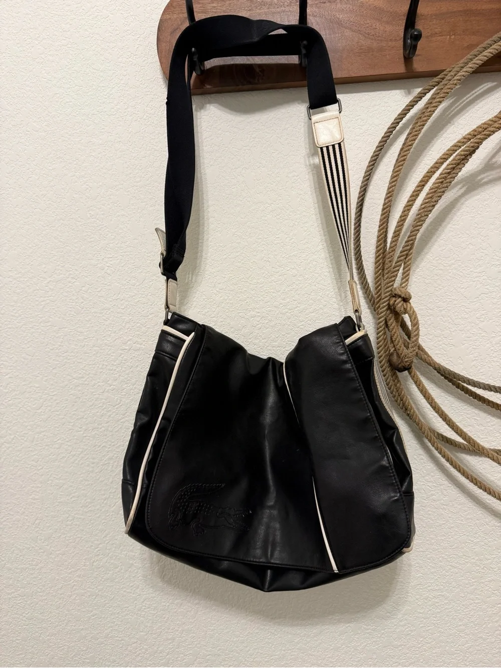 ★ VTG LACOSTE BLACK MESSENGER BAG ★